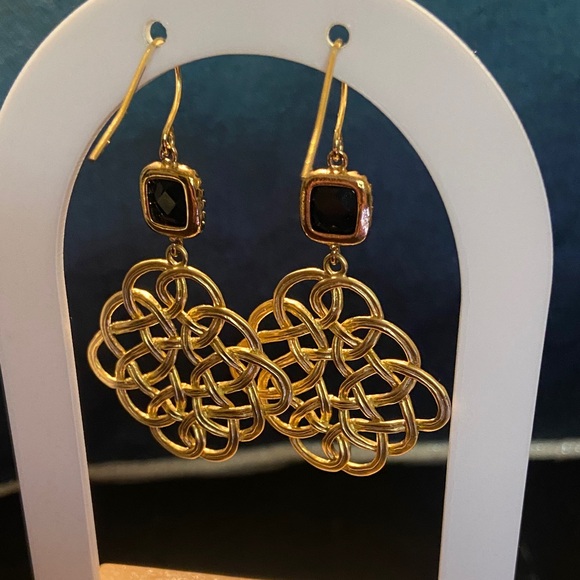 Elegant Gold Filigree Earrings with Black Onyx Stones. - Picture 2 of 7